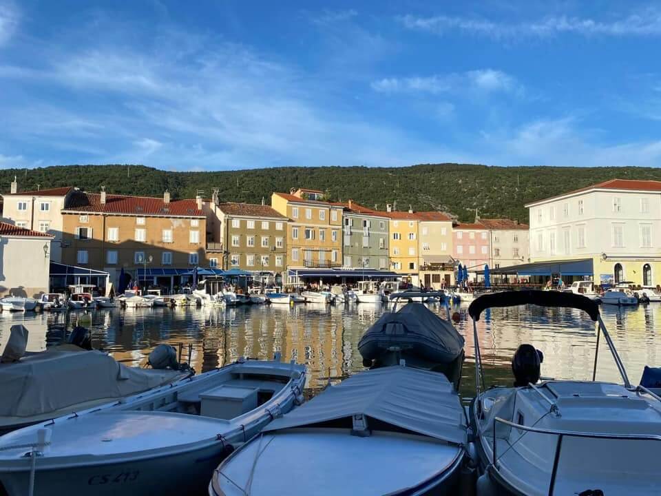 Ein Blick auf eine Bucht von Cres